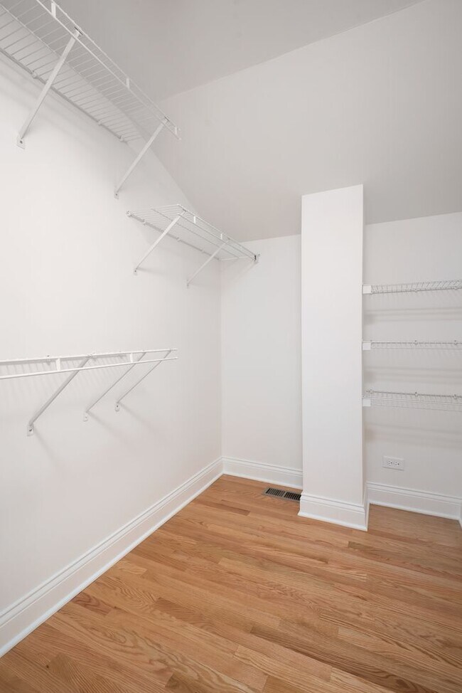 Building Photo - Large 3 BR/3 BA Duplex in the heart of Lincoln Park