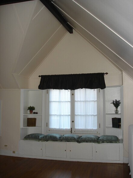 9' window seat with side bookcases - 1632 Sheridan Rd