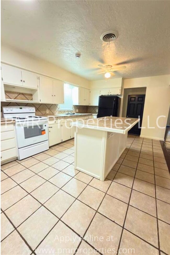 Building Photo - 4 Bedrooms / 2 Bathrooms House