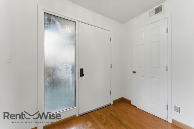 Building Photo - 6845 Thornhill Dr