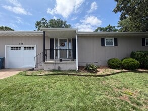 Building Photo - 371 Greenbrier Dr