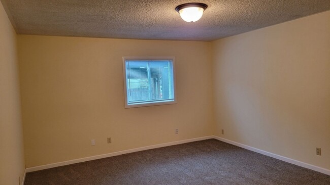 Building Photo - Beautiful 3 bed 2 bath in Springfield with...