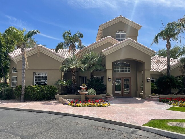 Building Photo - Stunning 3 Bedroom Condo In Scottsdale!