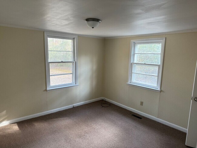 Building Photo - Quaint home located in City Limits