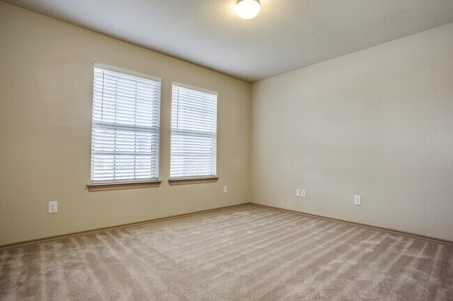 Building Photo - 409 Millbrook Ln
