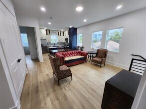 Building Photo - 207 Carl St