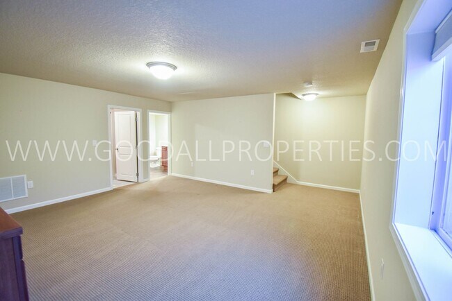 Building Photo - 4 Bedroom 3.5 Bath in Waukee