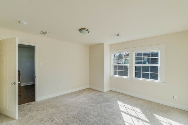 Building Photo - Newly Updated 4/3 in Howell Station w/ Ful...