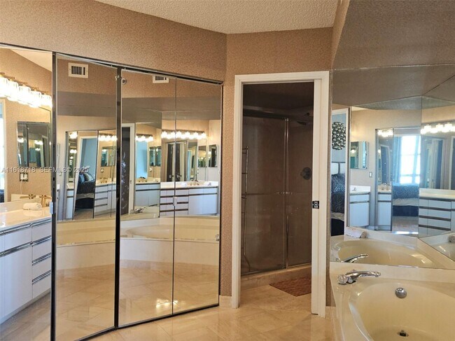 Building Photo - 3600 Mystic Pointe Dr