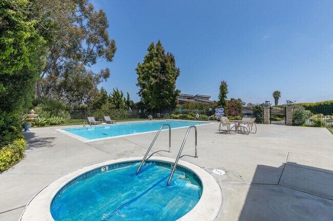Building Photo - 6667 La Jolla Scenic S Dr