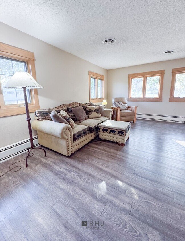 Building Photo - SHORT TERM 6 MONTH ONLY - Dog Friendly 3 b...