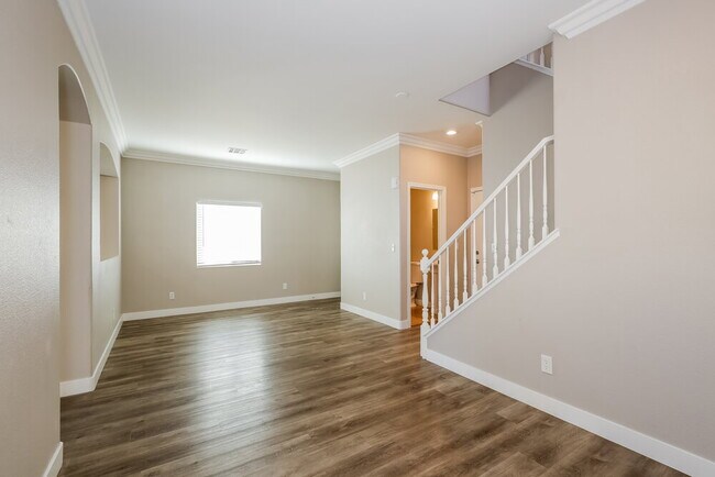 Building Photo - 37 Rosa Rosales Ct