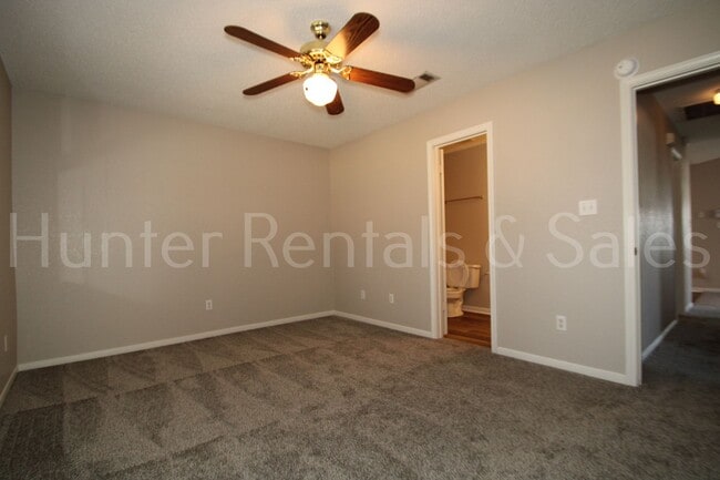 Building Photo - Delightful Duplex!