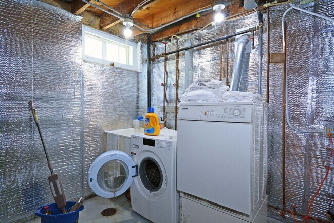 Building Photo - Cozy 2-Bed 2-Bath Home in St. Paul - Available Now!