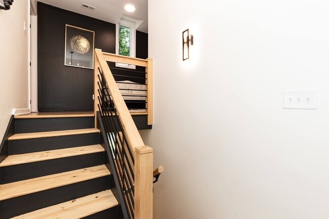 Building Photo - Ultra Modern Three Bedroom Home!