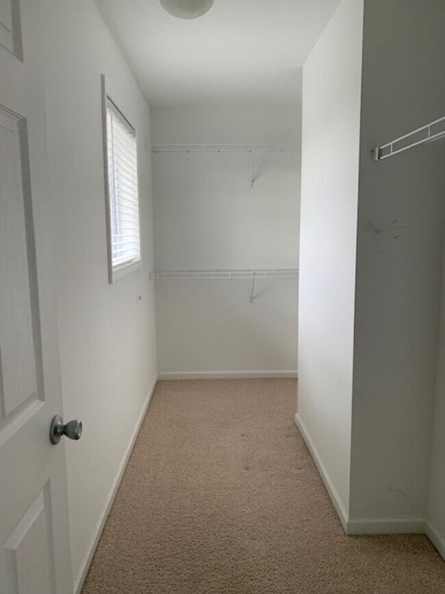 Building Photo - 4 BEDROOM 3 1/2 BATHROOM HOUSE FOR LEASE I...