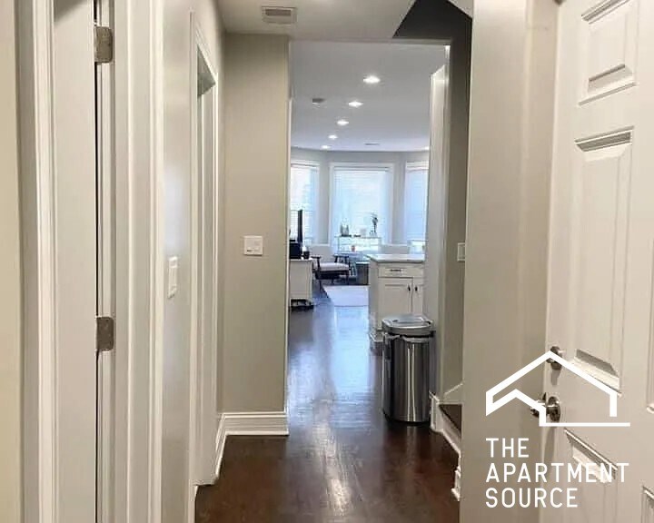 Building Photo - 2732 N Wilton Ave