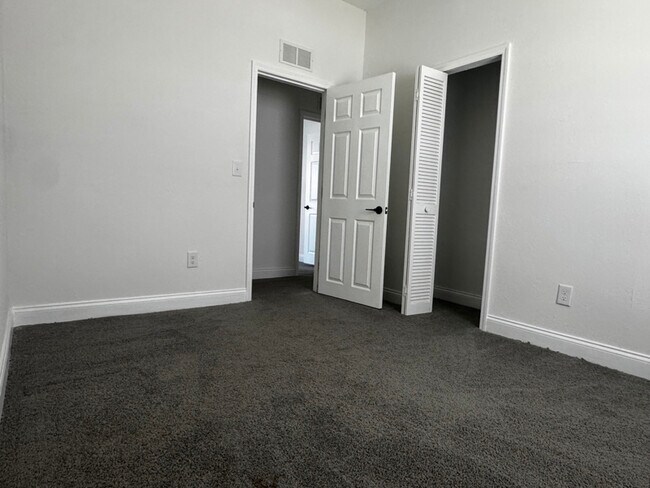 Building Photo - 425 E Gunter St