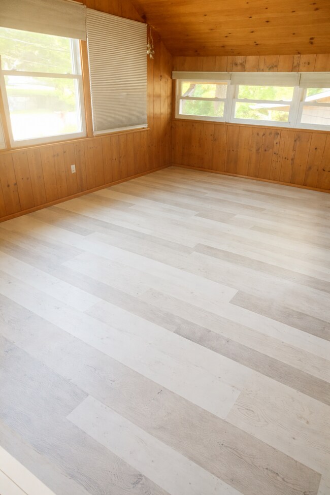 Building Photo - "Charming 2-Bedroom Retreat with Granite Touches and Hardwood Elegance in Hendersonville!"