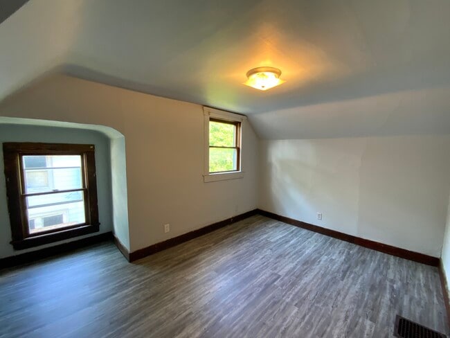 Building Photo - 28 S Griffin St
