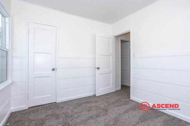 Building Photo - Charming 4 Bedroom Home!