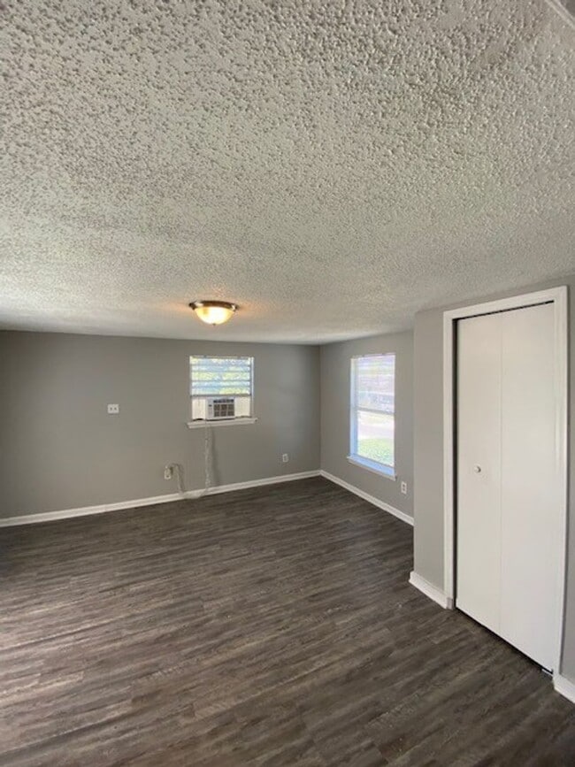 Building Photo - Spacious 3 Bedroom 1 Bathroom Home Located In St. Petersburg, Florida