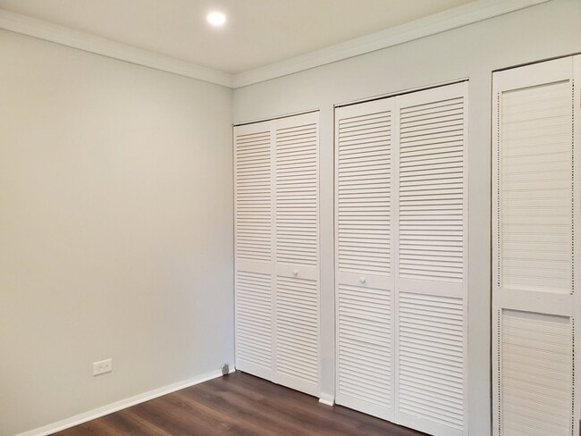 Building Photo - 720 Country Ln S