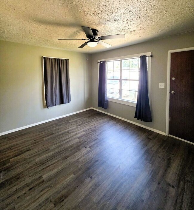 Building Photo - Charming 3-Bedroom Del City Home with a Spacious Backyard