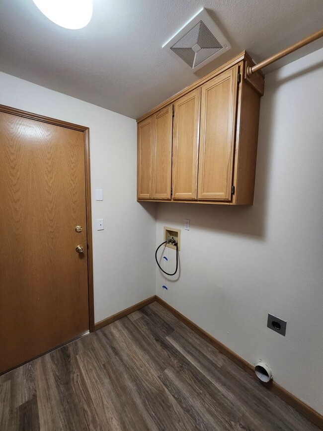 Building Photo - Brand New Updates! 4-Bedroom, 2.5-Bath plus Home Office in Horn Rapids!