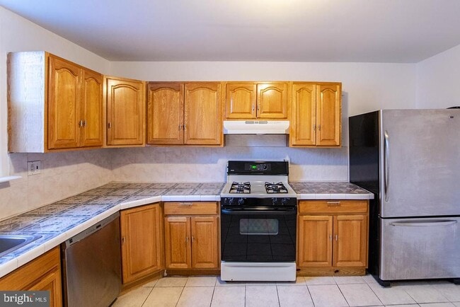 Building Photo - 2306 E Cambria St