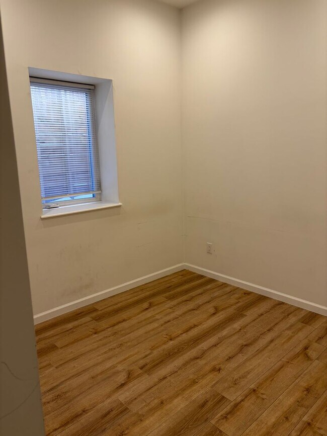 Building Photo - 737 S 4th St