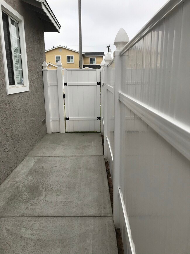 entrance - 4555 Narrot St