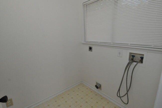Building Photo - Available NOW! 4 bedrooms, one story, Grea...