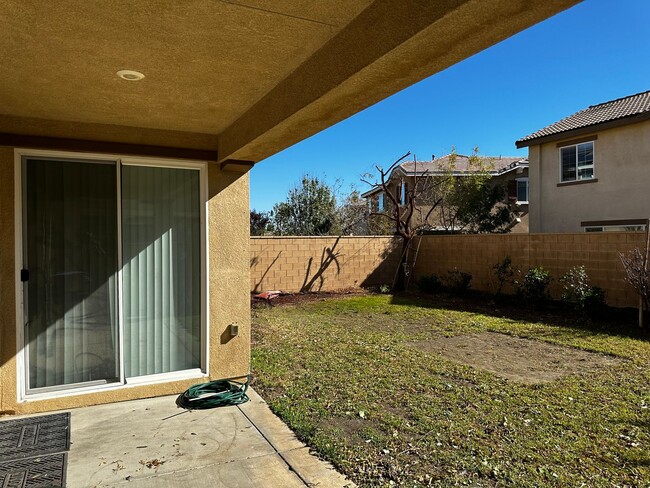 Building Photo - Beautiful 4 bedrooms, 3 bath home in Fontana