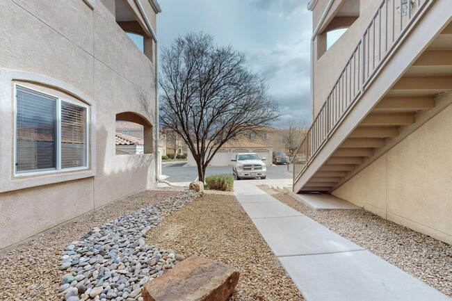 Building Photo - 6800 Vista Del Norte Dr NE