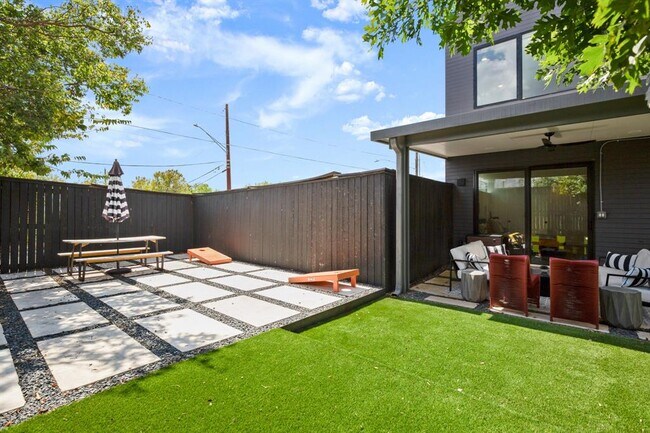 Building Photo - 3406 E 17th St