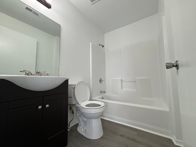 Building Photo - Remodeled 2 bedroom 2 full bathroom availa...