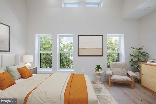 Building Photo - 722 Kenyon St NW