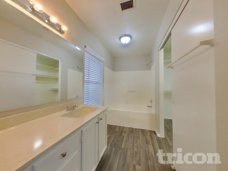 Building Photo - 8621 W Willow Ave