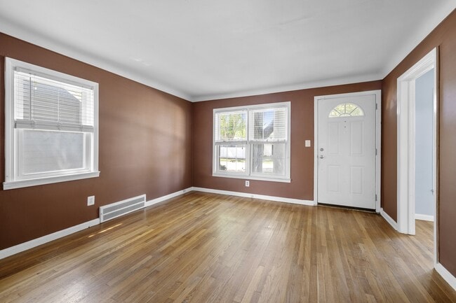 Building Photo - 2226 E Farnum Ave