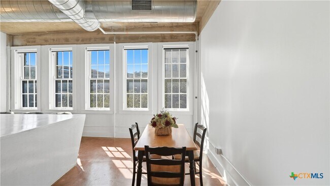 Building Photo - 222 Losoya St