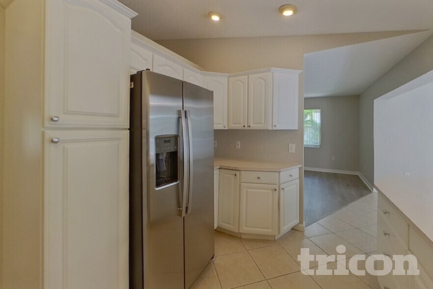 Building Photo - 14980 Crown Dr