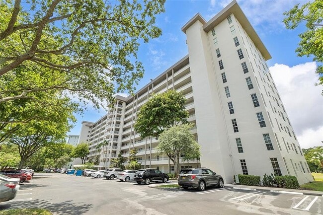 Building Photo - 605 Oaks Dr