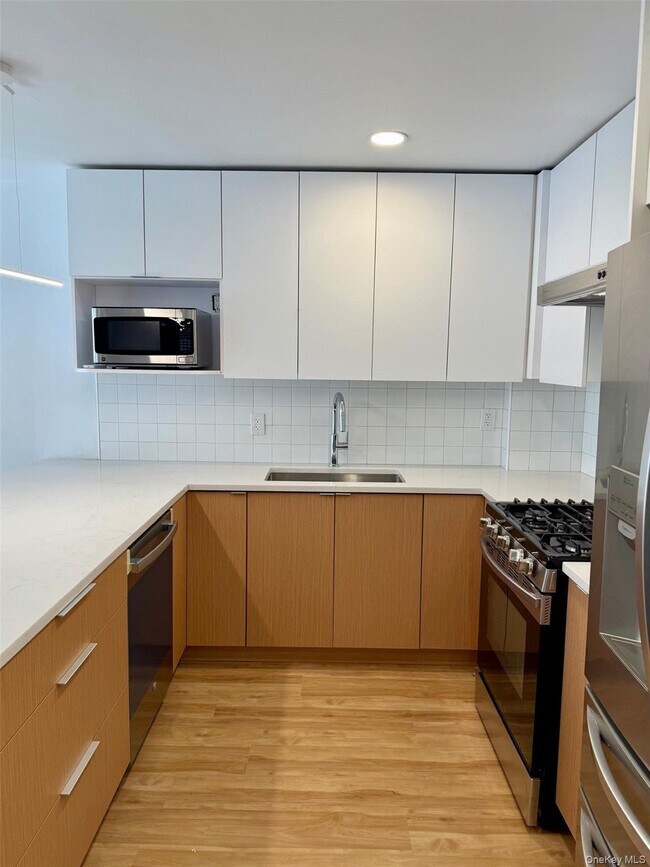 Building Photo - 175 Monroe St