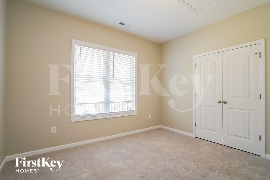 Building Photo - 208 Silverleaf Dr