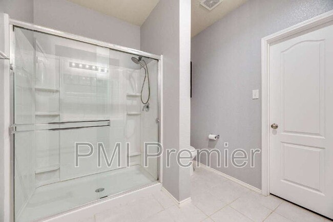 Building Photo - 9004 Blackstone Dr