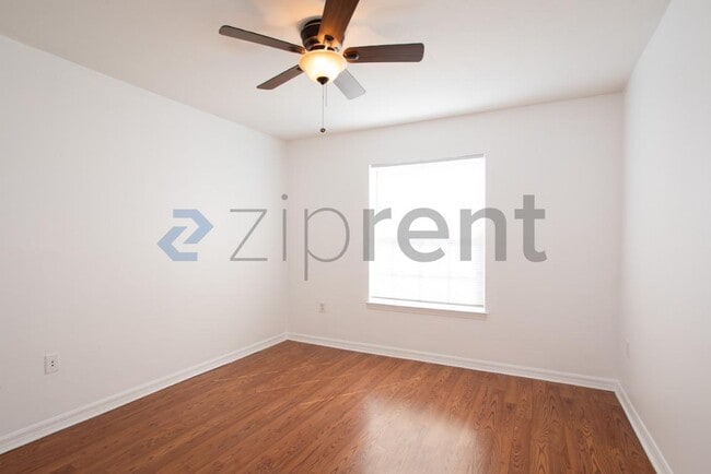 Building Photo - Unit 132