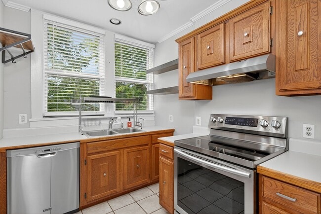 Building Photo - Charming 4BR / 3BA Historic Home with Big ...