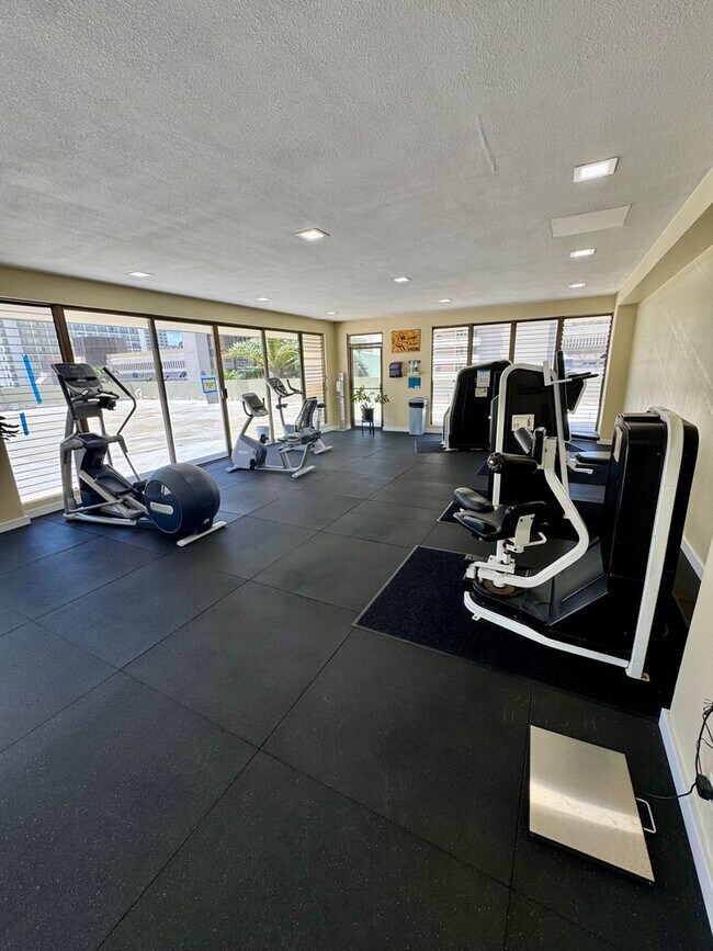Building Photo - Renovated 1 bedroom with 1 parking at Roya...