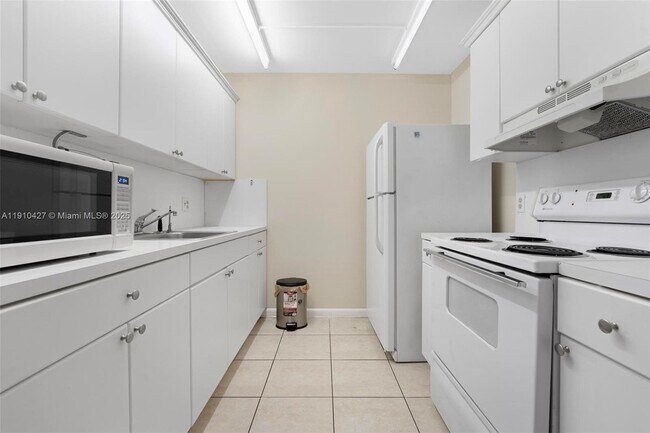 Building Photo - 800 SW 131st Ave